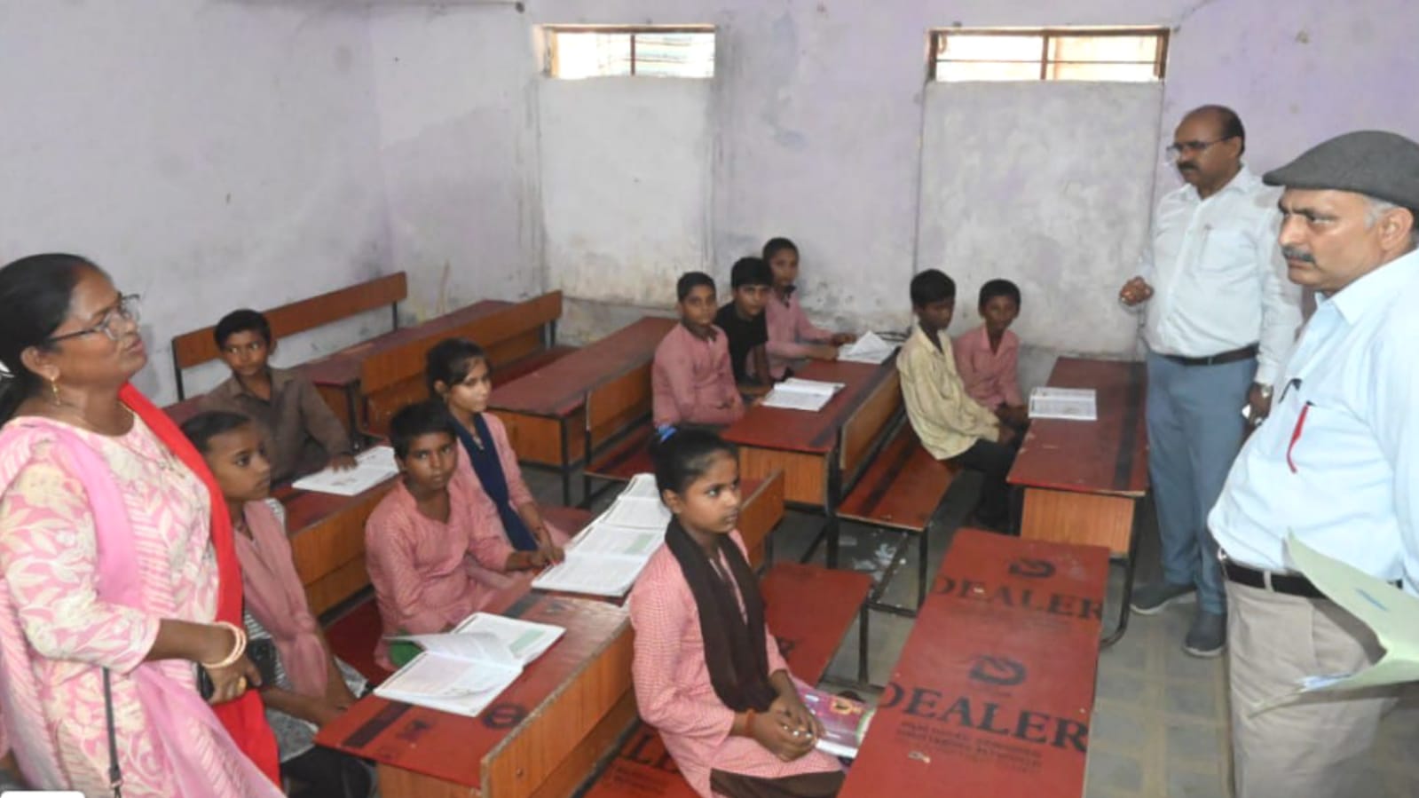 डीएम नगेन्द्र बेसिक शिक्षा की दुर्दशा देख दंग: गुणवत्ता मिली लिख लोढ़ा पढ़ पत्थर !