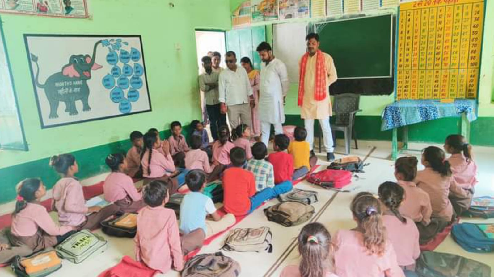 जिला पंचायत अध्यक्ष ने किया प्राथमिक विद्यालय का औचक निरीक्षण, छात्रों को दी शुभकामनाएं
