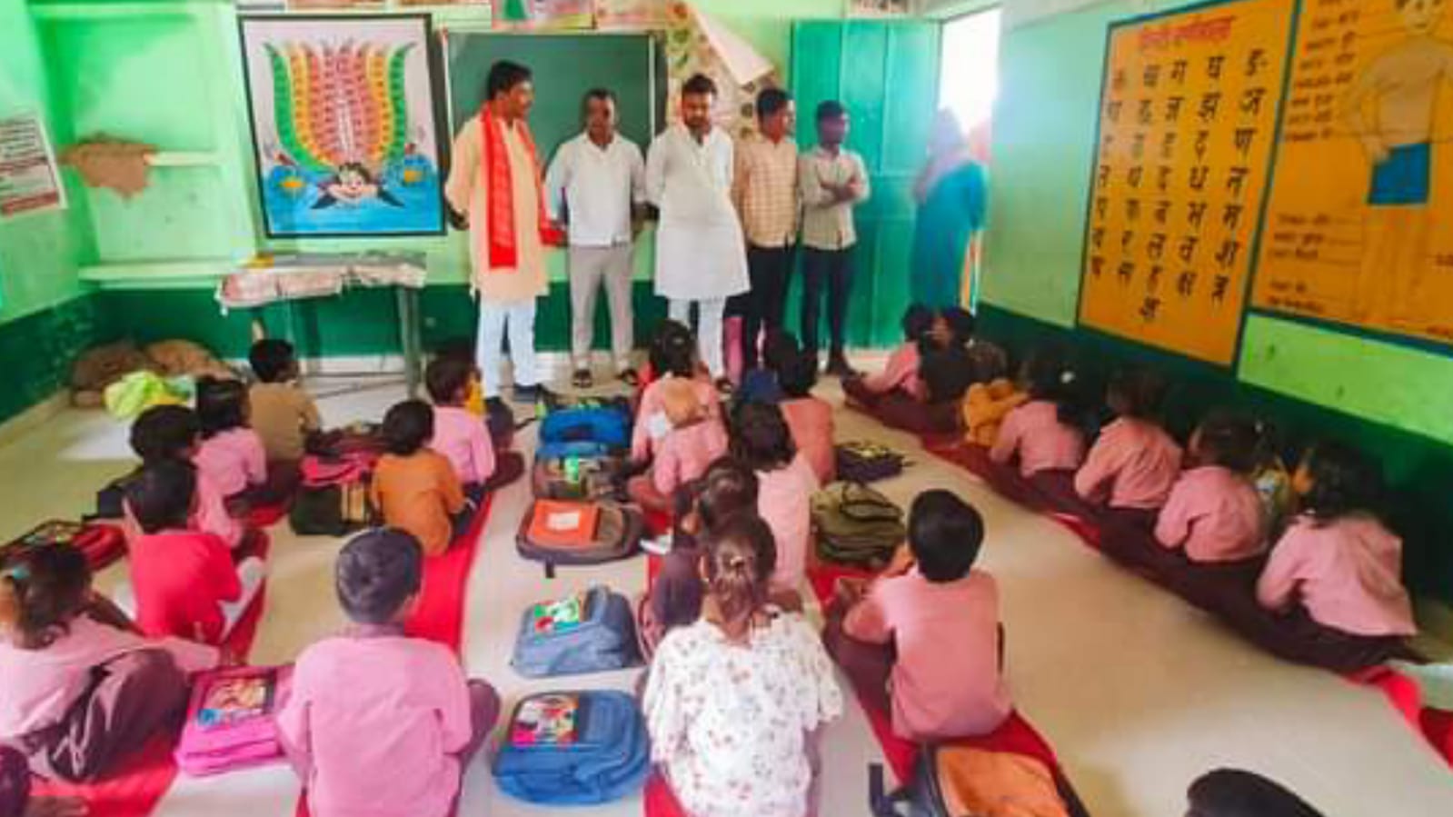 जिला पंचायत अध्यक्ष ने किया प्राथमिक विद्यालय का औचक निरीक्षण, छात्रों को दी शुभकामनाएं