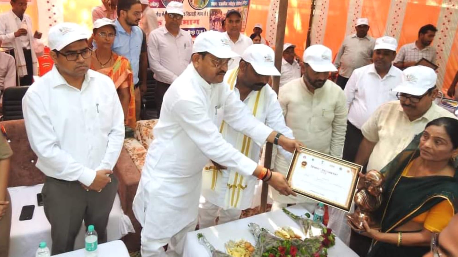 मंत्री रामकेश द्वारा सेवा पखवाड़ा के तहत स्वच्छता अभियान: प्रधानों को किया सम्मानित