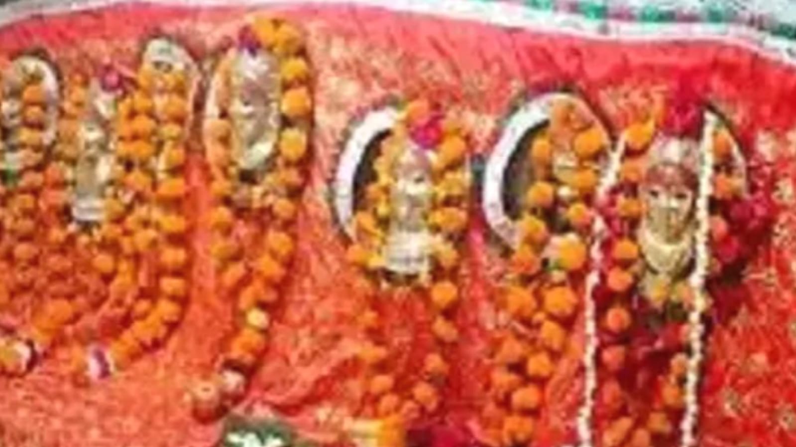 शारदीय नवरात्र शुरू: देवी मंदिरों एवं पंडालों में उमड़ी भीड़, धार्मिक आयोजनों की गूंज