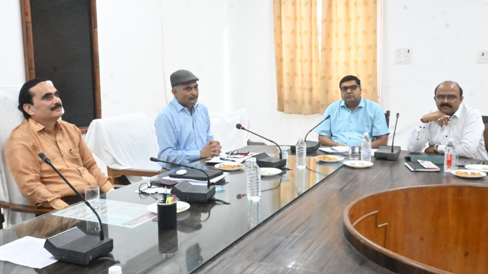 रबी उत्पादकता गोष्ठी तैयारियों पर आयुक्त बाल कृष्ण नें ली बैठक: दिये निर्देश