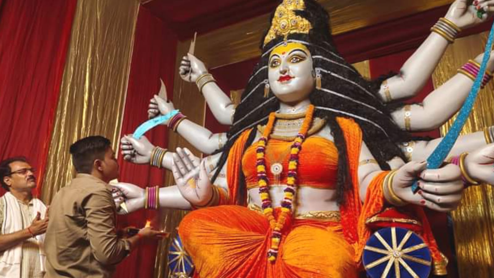 शारदीय नवरात्र के तीसरे दिन मां चंद्रघंटा की पूजा को भक्तों की उमड़ी भीड़