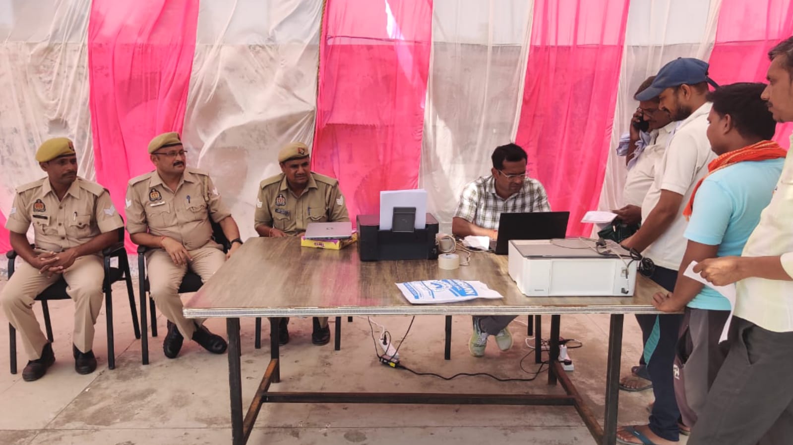 बांदा पुलिस की अनोखी पहल: ई रिक्शा चालकों का सत्यापन शुरू