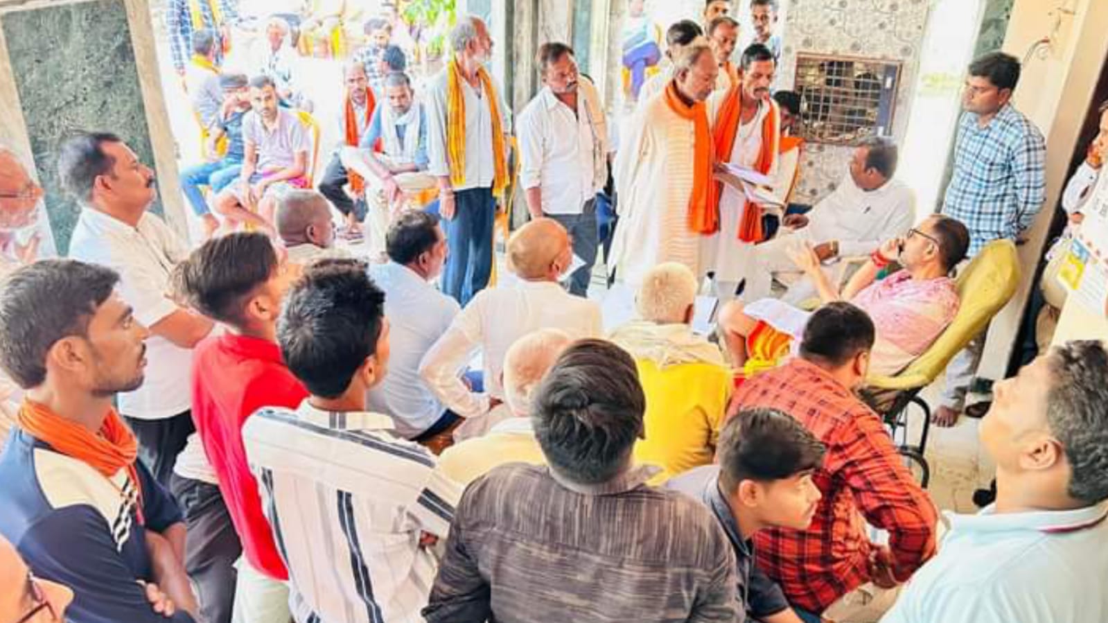 विधायक प्रकाश ने जनता दर्शन में सुनी समस्याएं: समाधान के दिए निर्देश