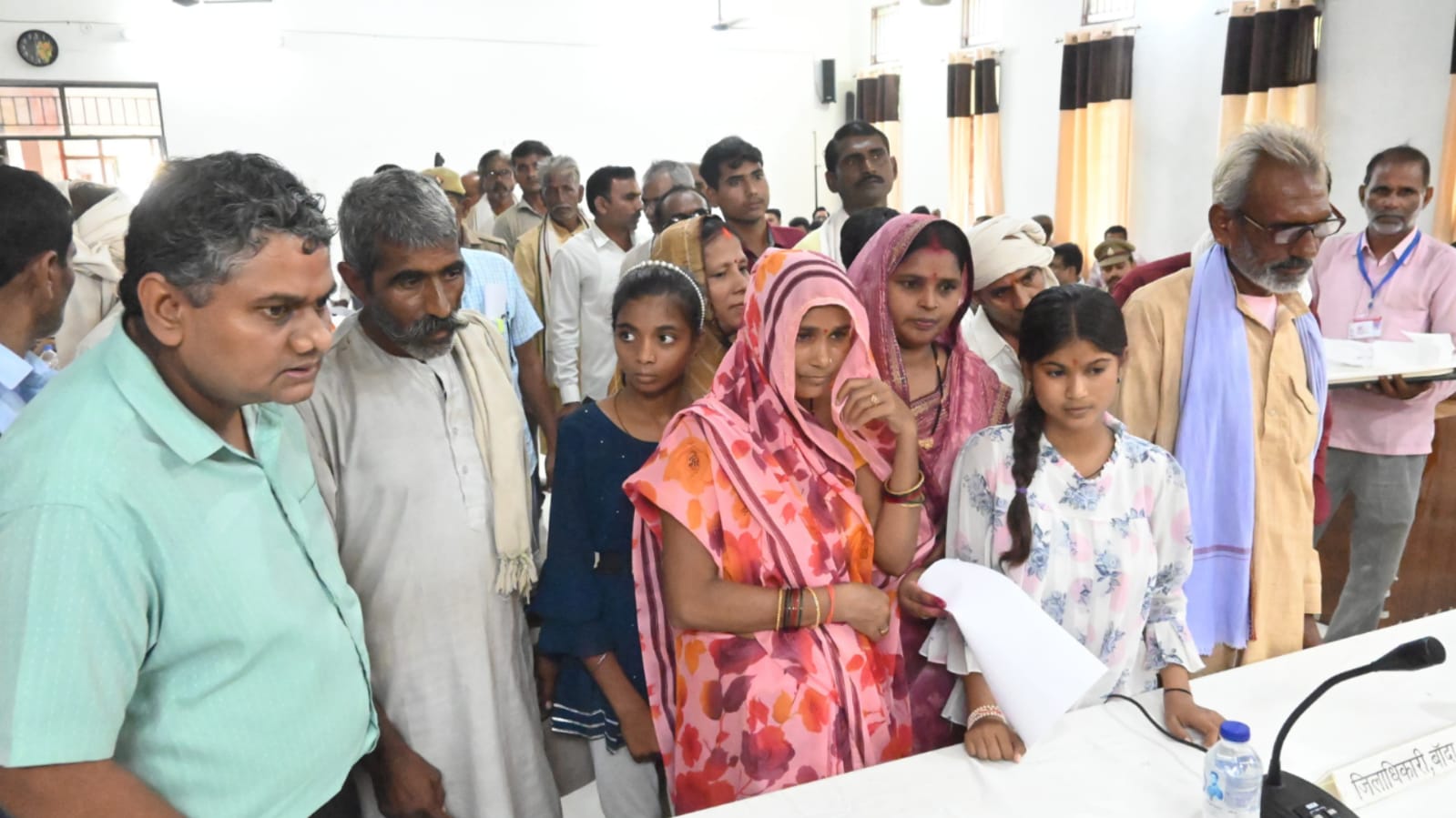 डीएम नगेन्द्र प्रताप ने सुनीं जनसमस्याएं: भूमि विवाद के छाए रहे मामले, समाधान का दिलाया भरोसा