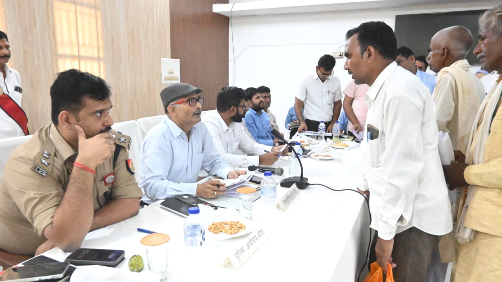 डीएम नगेन्द्र प्रताप ने सुनीं जनसमस्याएं: भूमि विवाद के छाए रहे मामले, समाधान का दिलाया भरोसा