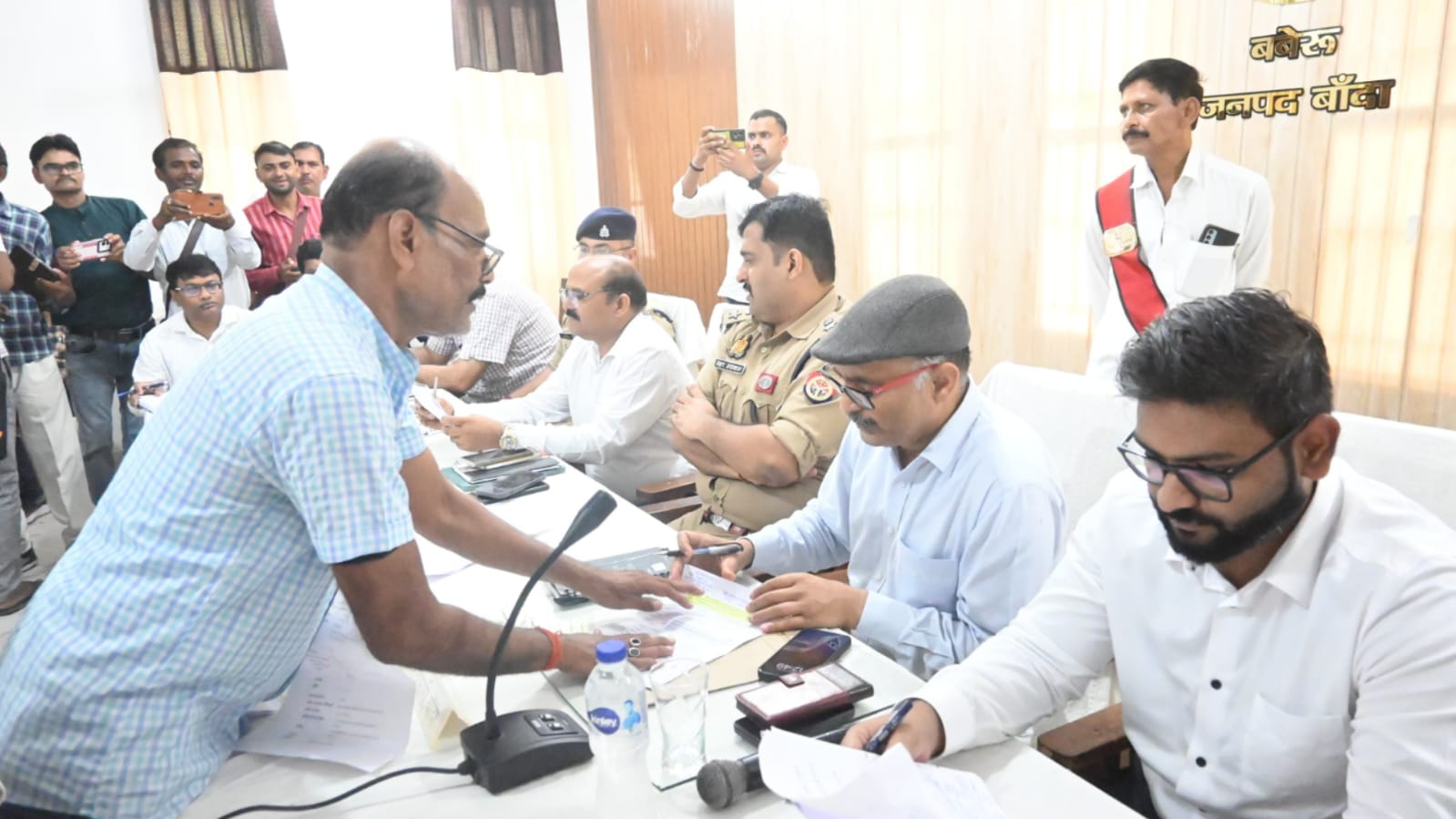 डीएम नगेन्द्र प्रताप ने सुनीं जनसमस्याएं: भूमि विवाद के छाए रहे मामले, समाधान का दिलाया भरोसा