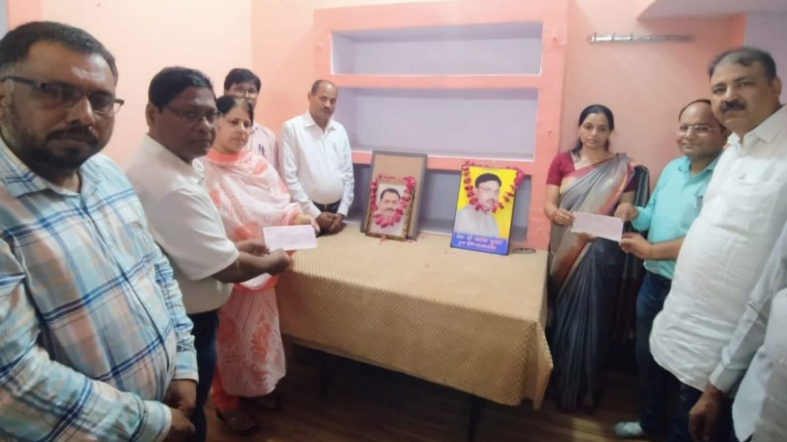 टीचर सोसाइटी नें लिखा स्वर्णिम अध्याय : मृतक शिक्षक आश्रितों  को दिये पांच-पांच लाख