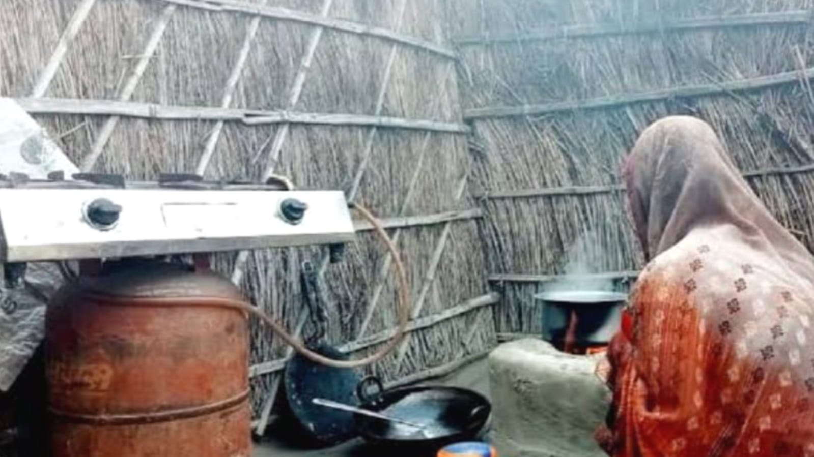 गरीबों के मिट्टी चूल्हे फिर होने लगे आबाद, महंगा शौक है सरकार !
