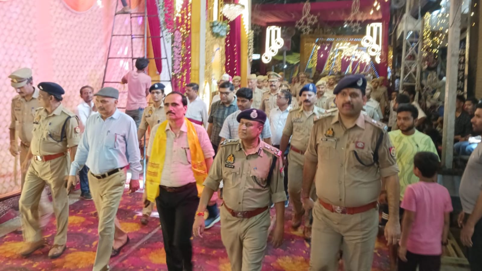 बांदा में अधिकारियों का फ्लैग मार्च: शांति और सुरक्षा का दिया संदेश