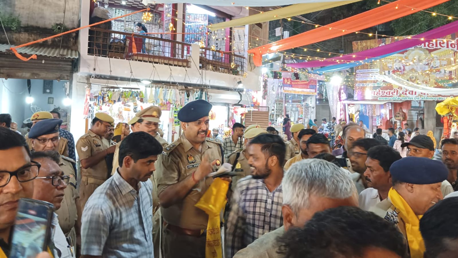 बांदा में अधिकारियों का फ्लैग मार्च: शांति और सुरक्षा का दिया संदेश
