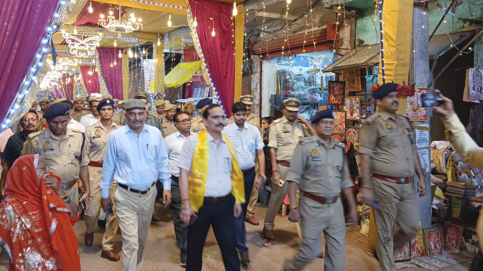 बांदा में अधिकारियों का फ्लैग मार्च: शांति और सुरक्षा का दिया संदेश