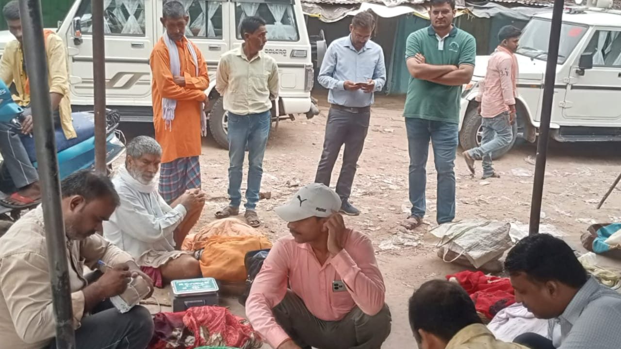 खोवा मंडी में छापा से हड़कंप: 30 किलो से अधिक मिलावटी खोवा नष्ट