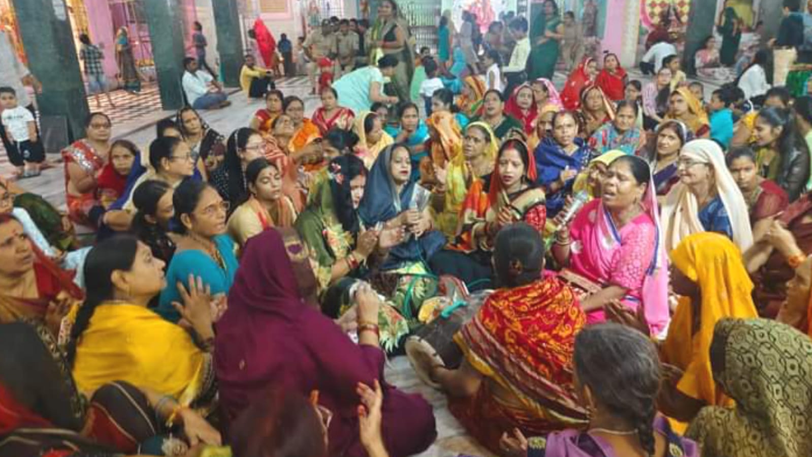 नवरात्र अष्टमी पर देवी मंदिरों में श्रद्धालुओं का उमड़ा सैलाब : भक्ति में डूबा शहर