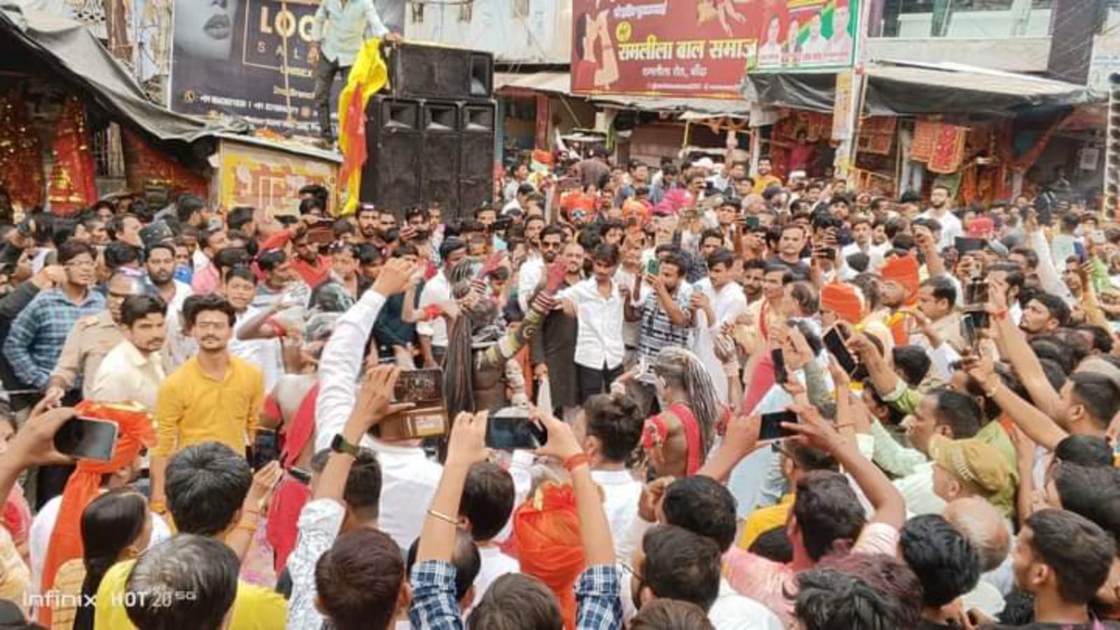 माँ की "विदाई" पर "रोये भक्त" : ढोल-नगाड़े की धुन पर मूर्तियों का विसर्जन