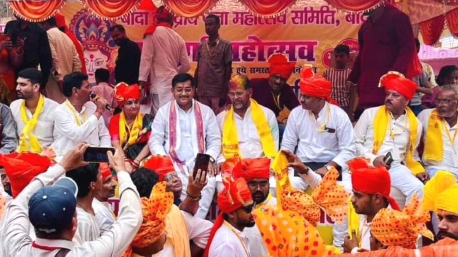 माँ की "विदाई" पर "रोये भक्त" : ढोल-नगाड़े की धुन पर मूर्तियों का विसर्जन
