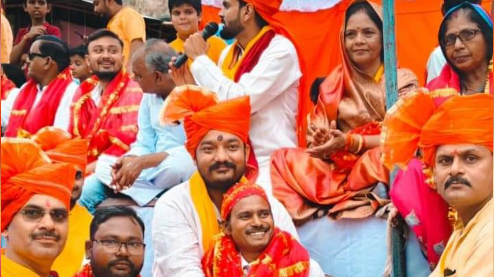 माँ की "विदाई" पर "रोये भक्त" : ढोल-नगाड़े की धुन पर मूर्तियों का विसर्जन