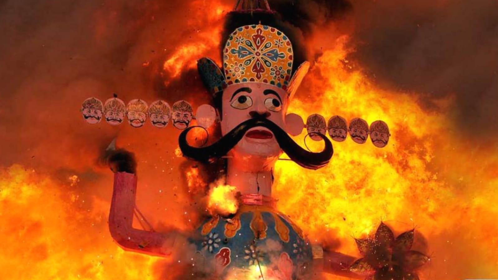 बांदा में दूसरे दिन का दशहरा : अलीगंज रामलीला का हुआ रावण वध मंचन