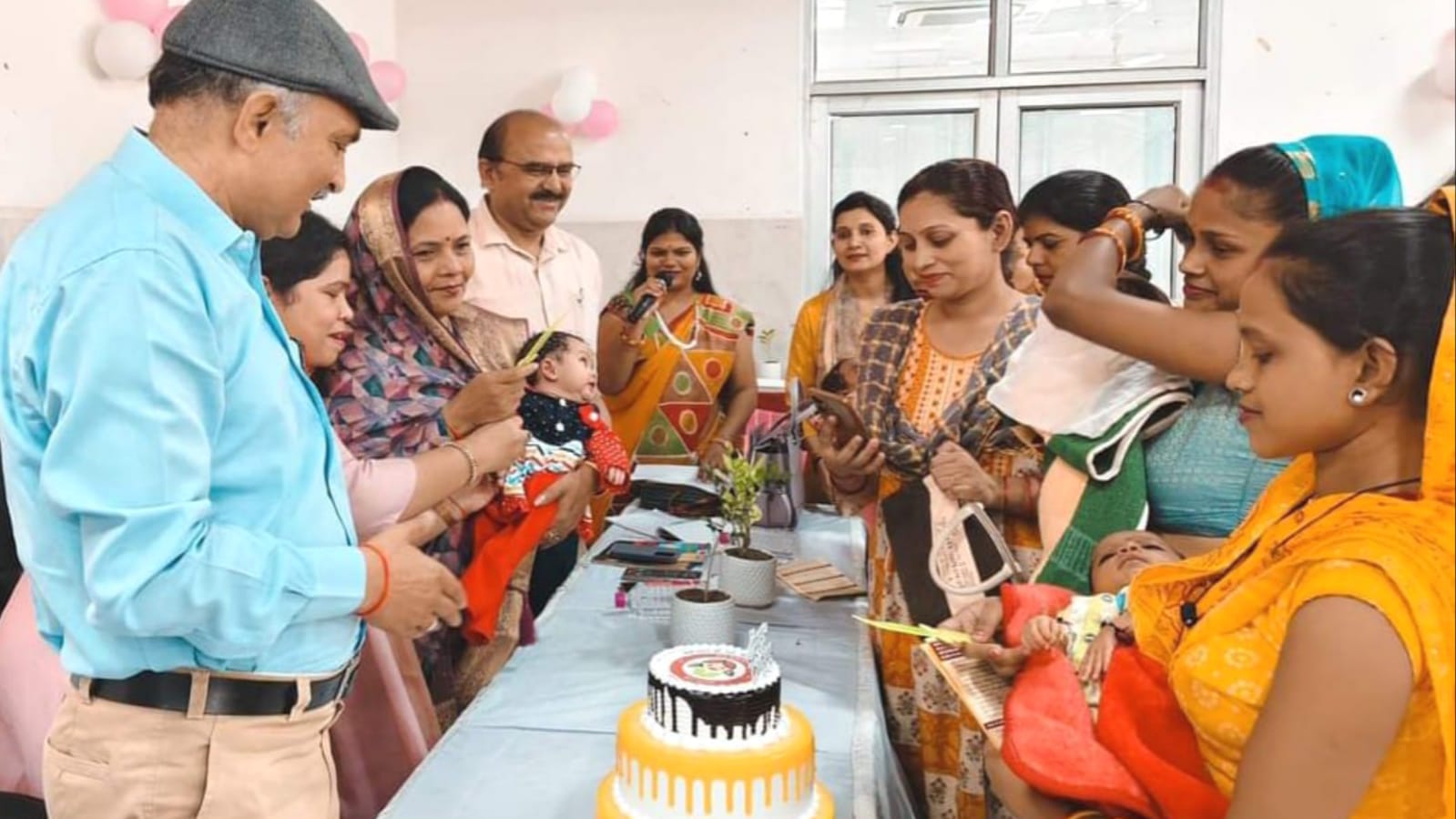 पालिका अध्यक्ष मालती गुप्ता सोहर गीतों से हुई भाव विभोर: मनाया गया कन्या जन्मोत्सव