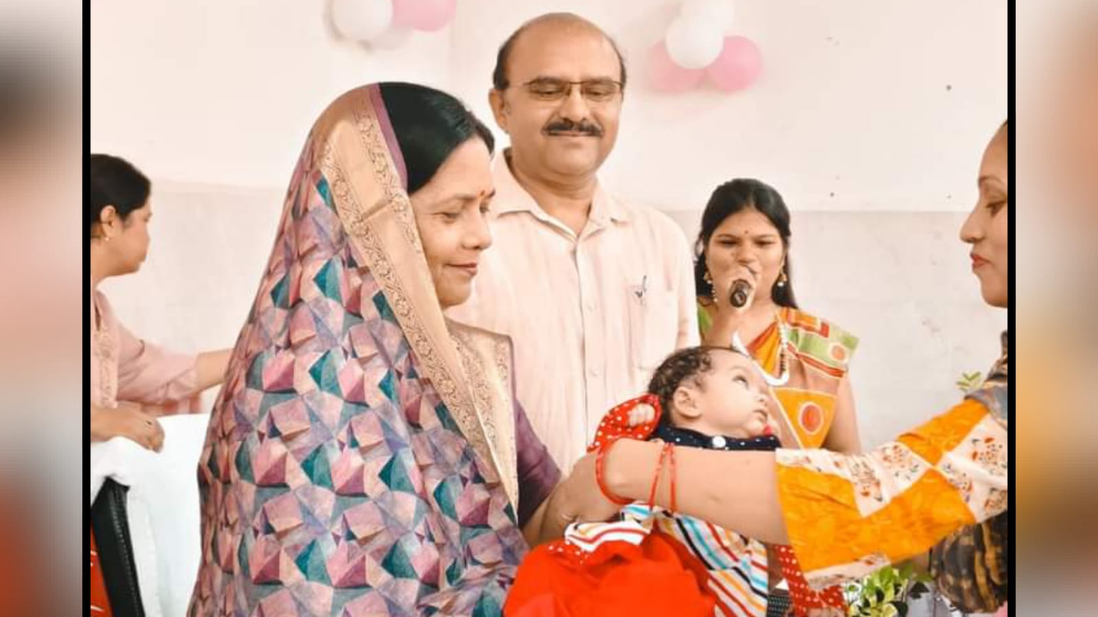 पालिका अध्यक्ष मालती गुप्ता सोहर गीतों से हुई भाव विभोर: मनाया गया कन्या जन्मोत्सव