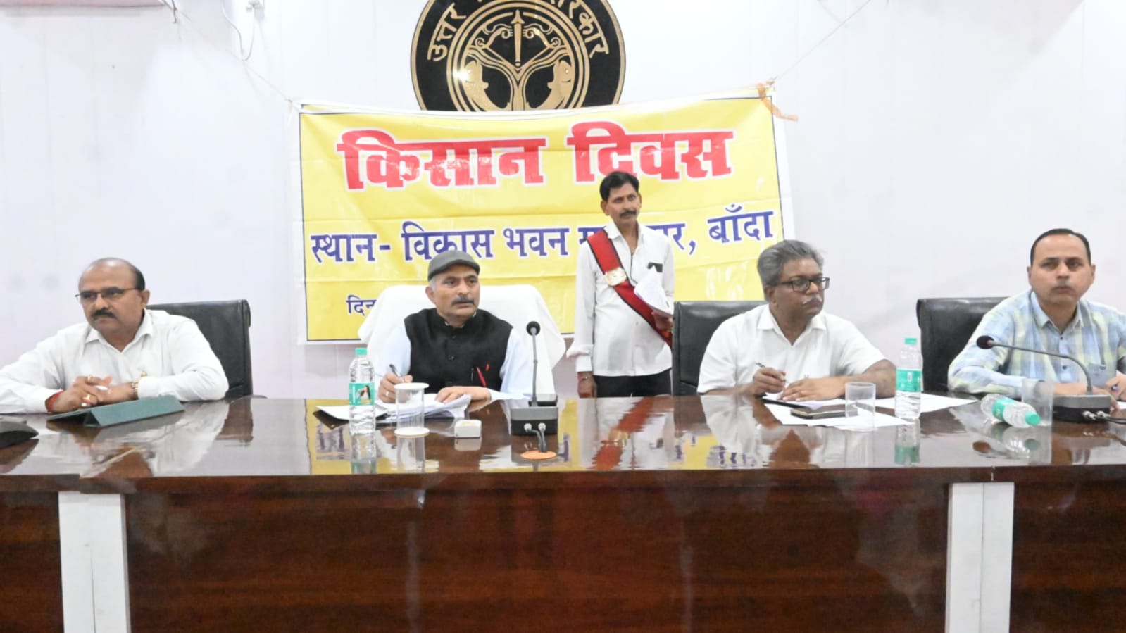 डीएम नगेंद्र हो गये द्रवित : किसानों नें कहा "साहब सुनें हमारी गोहार"