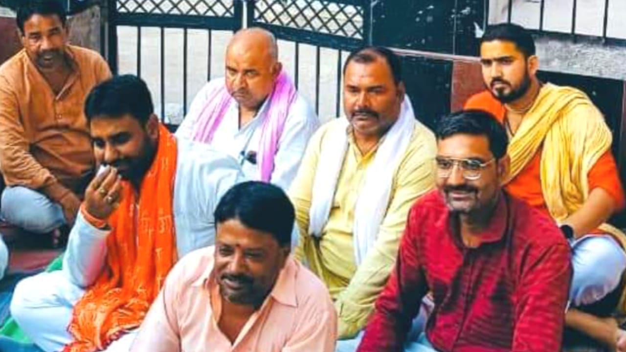 मयंक द्विवेदी का सड़क निर्माण के लिए अनशन को समर्थन: प्रशासन में हलचल