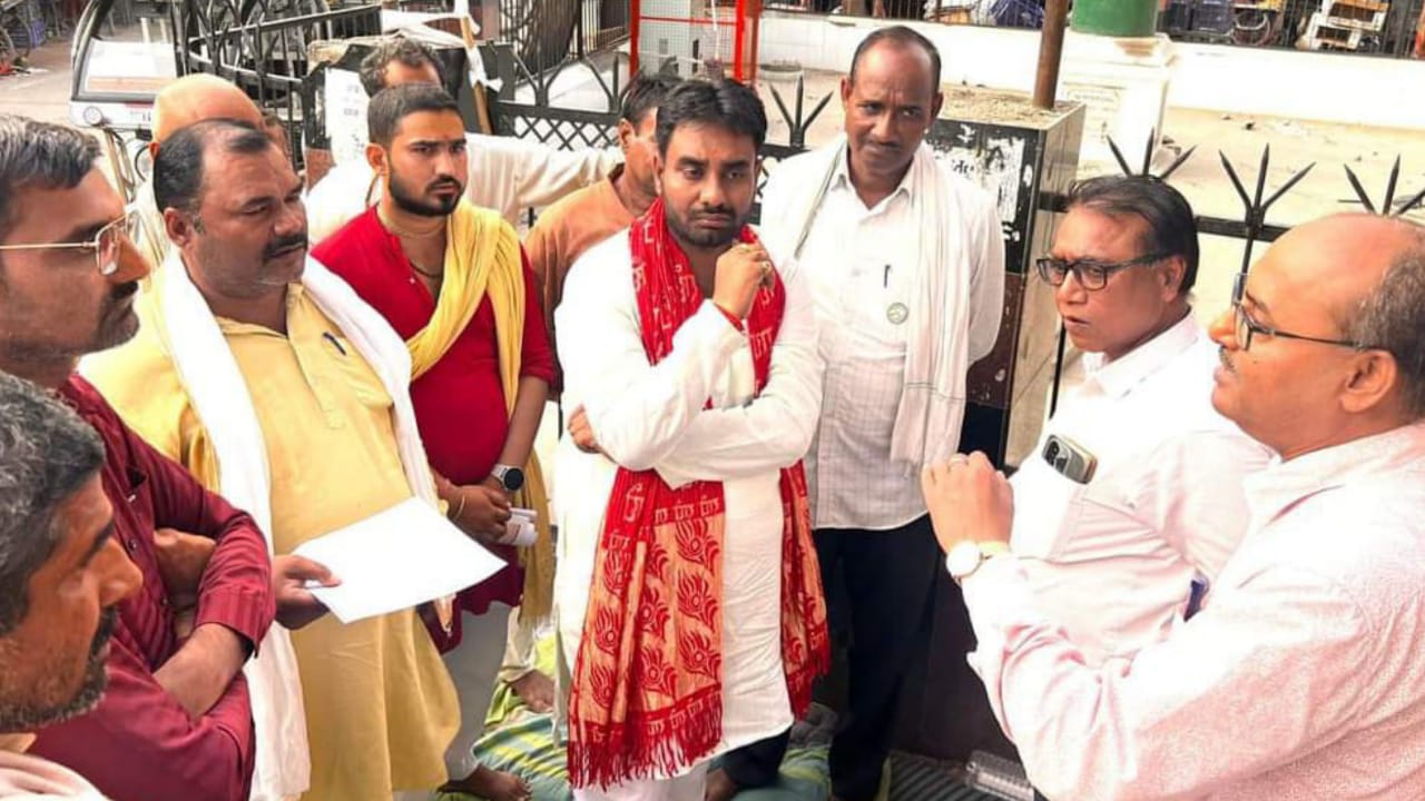 मयंक द्विवेदी का सड़क निर्माण के लिए अनशन को समर्थन: प्रशासन में हलचल