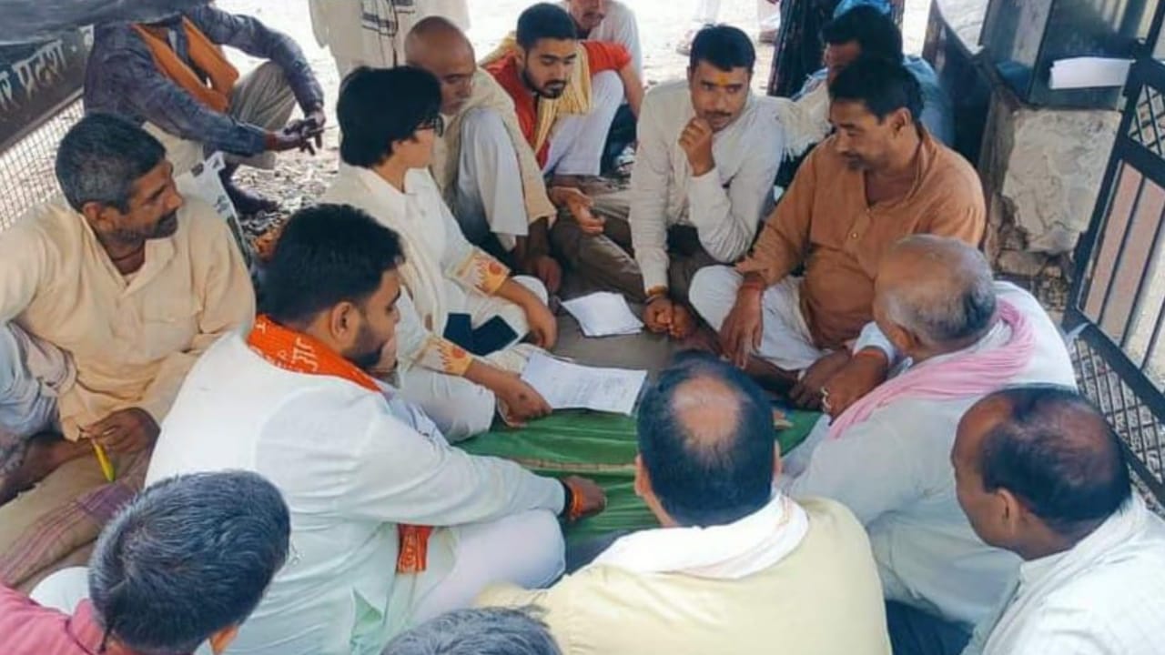 मयंक द्विवेदी का सड़क निर्माण के लिए अनशन को समर्थन: प्रशासन में हलचल
