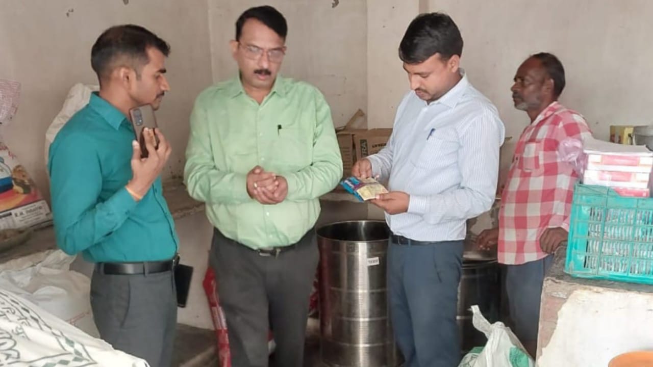 खाद्य टीम द्वारा आश्रम पद्यति विद्यालय का निरीक्षण : सबकुछ मिला सत्यानाश