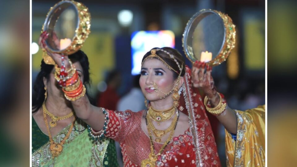 सुहागिनों नें की कामना : "गंगा यमुना में जब तक पानी रहे मेरे सजना तेरी जिंदगानी रहे"