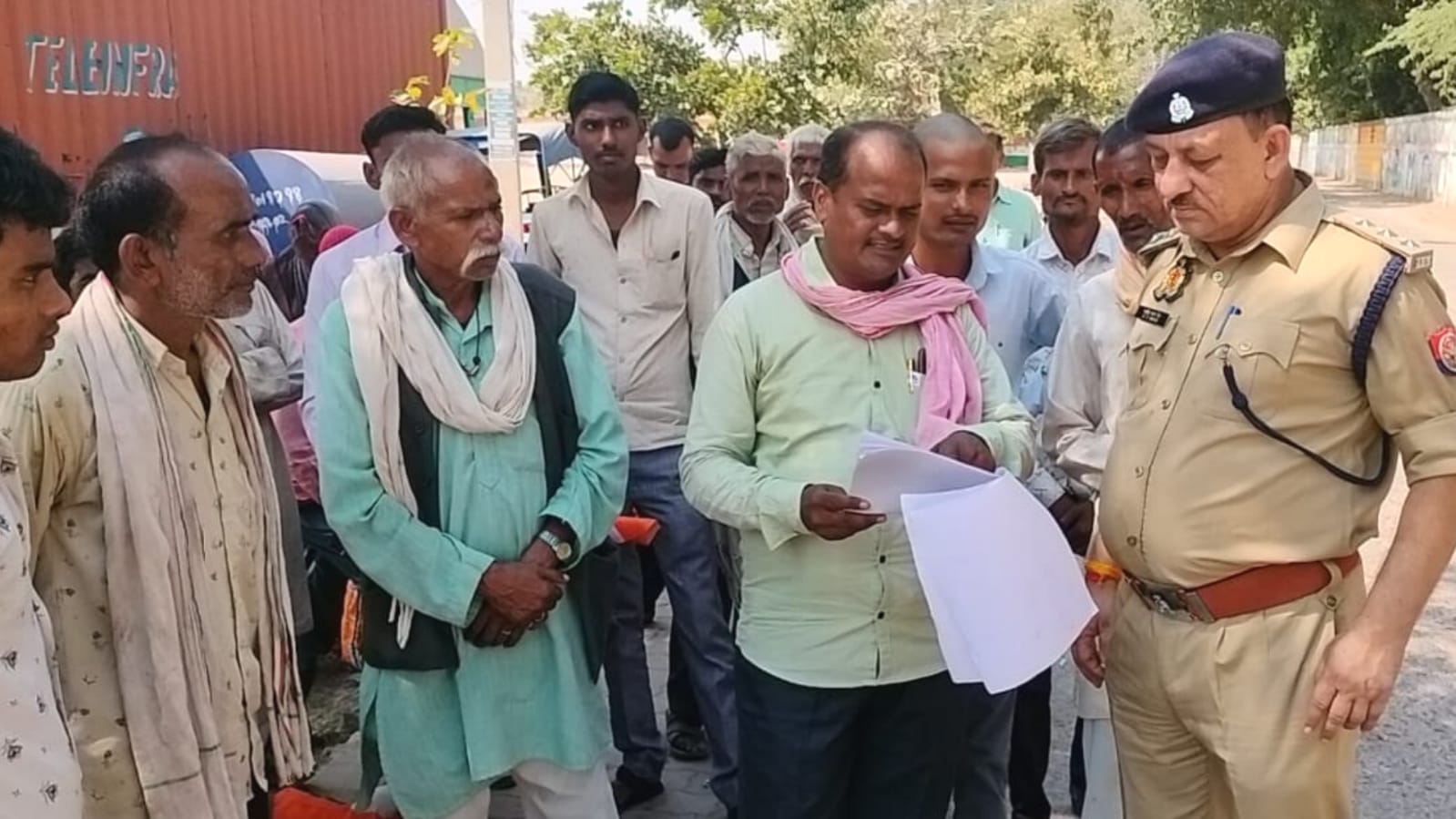 शमशान घाट के निर्माण पर रोक से ग्रामीणों का प्रदर्शन : एसडीम के विरुद्ध नारेबाजी