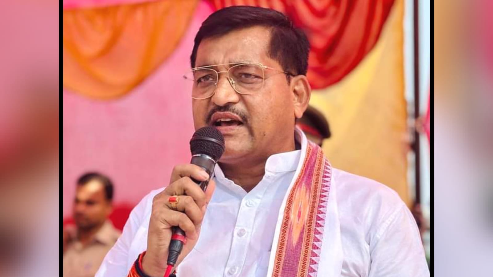 क्रिकेट टूर्नामेंट में मंत्री रामकेश की धमाकेदार बैटिंग: युवाओं को खेल के प्रति किया प्रेरित