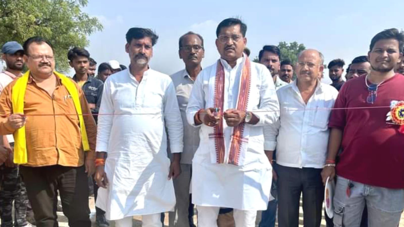 क्रिकेट टूर्नामेंट में मंत्री रामकेश की धमाकेदार बैटिंग: युवाओं को खेल के प्रति किया प्रेरित