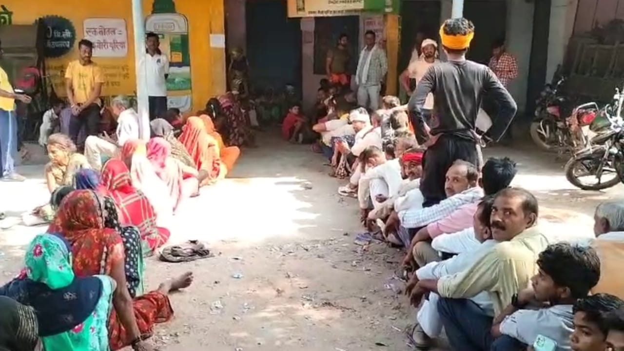 बांदा के किसानों में खाद के लिये हाहाकार, कब सुनेगी योगी सरकार" !