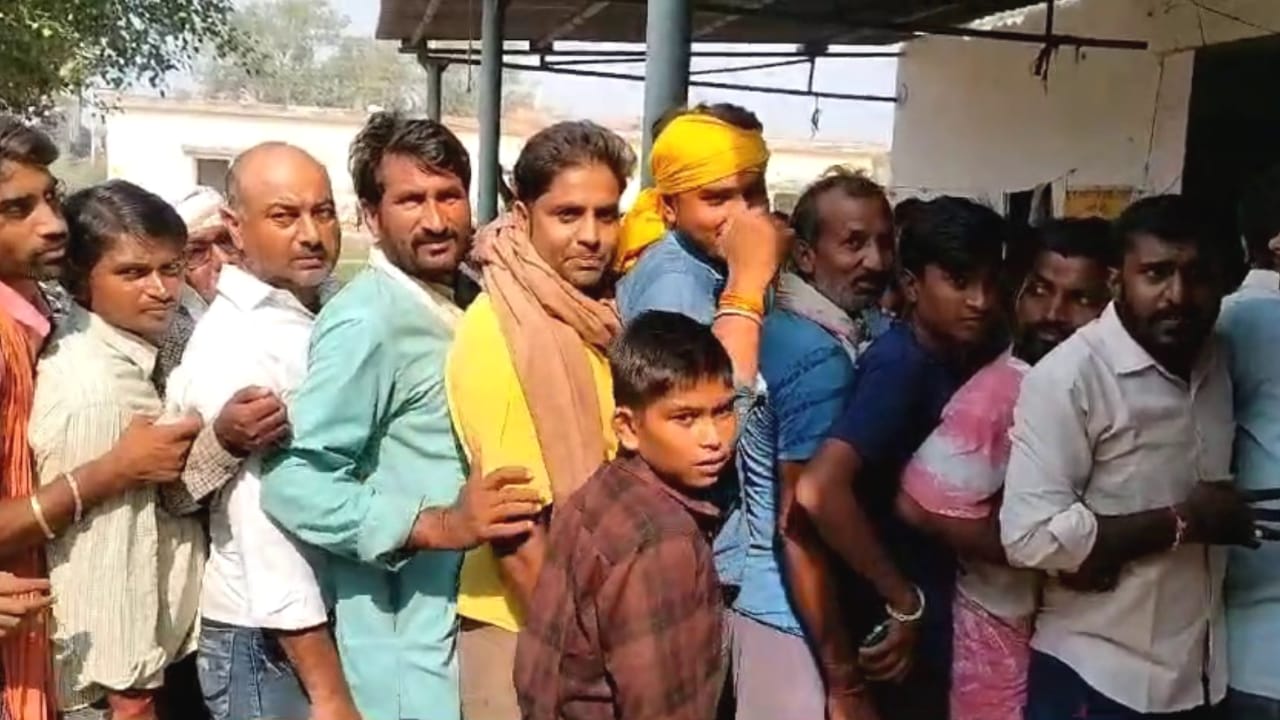 बांदा के किसानों में खाद के लिये हाहाकार, कब सुनेगी योगी सरकार" !