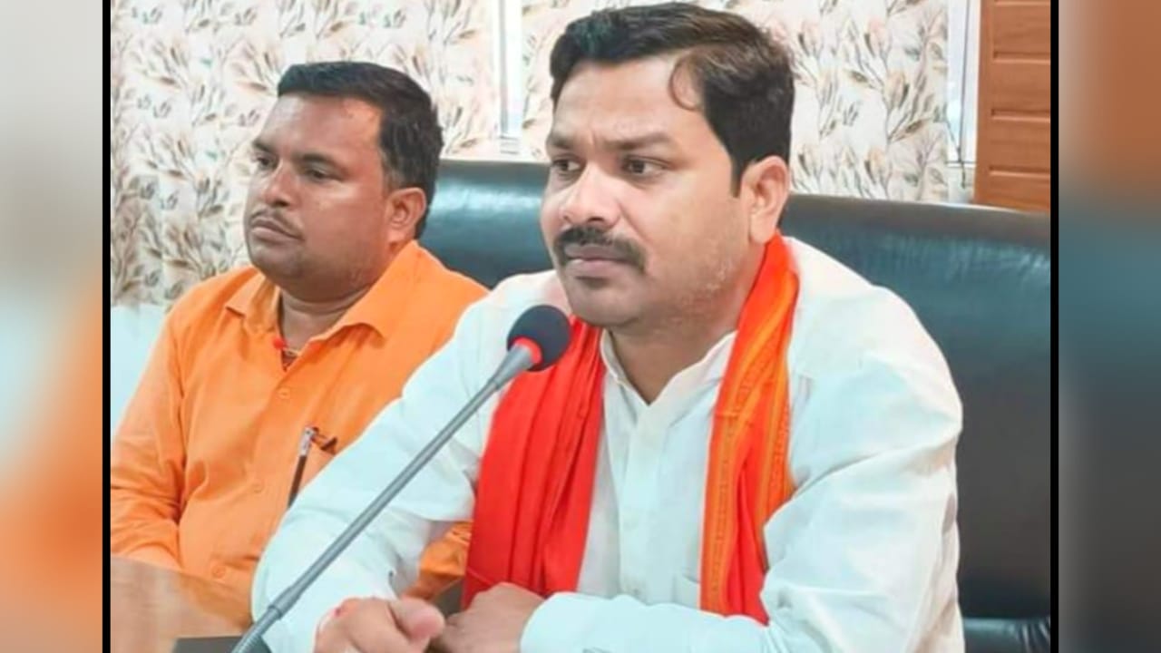 मंत्री रामकेश एवं पंचायत अध्यक्ष सुनील नें चयनित अधिकारियों को दिये नियुक्ति पत्र