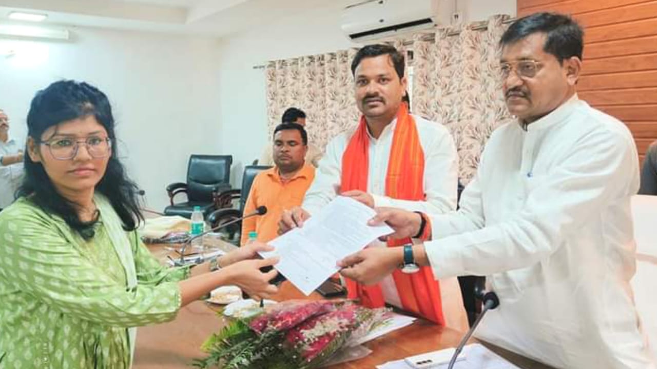 मंत्री रामकेश एवं पंचायत अध्यक्ष सुनील नें चयनित अधिकारियों को दिये नियुक्ति पत्र