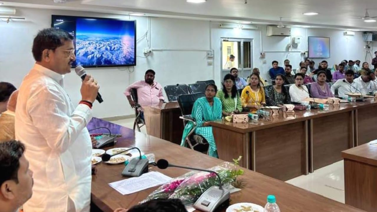मंत्री रामकेश एवं पंचायत अध्यक्ष सुनील नें चयनित अधिकारियों को दिये नियुक्ति पत्र