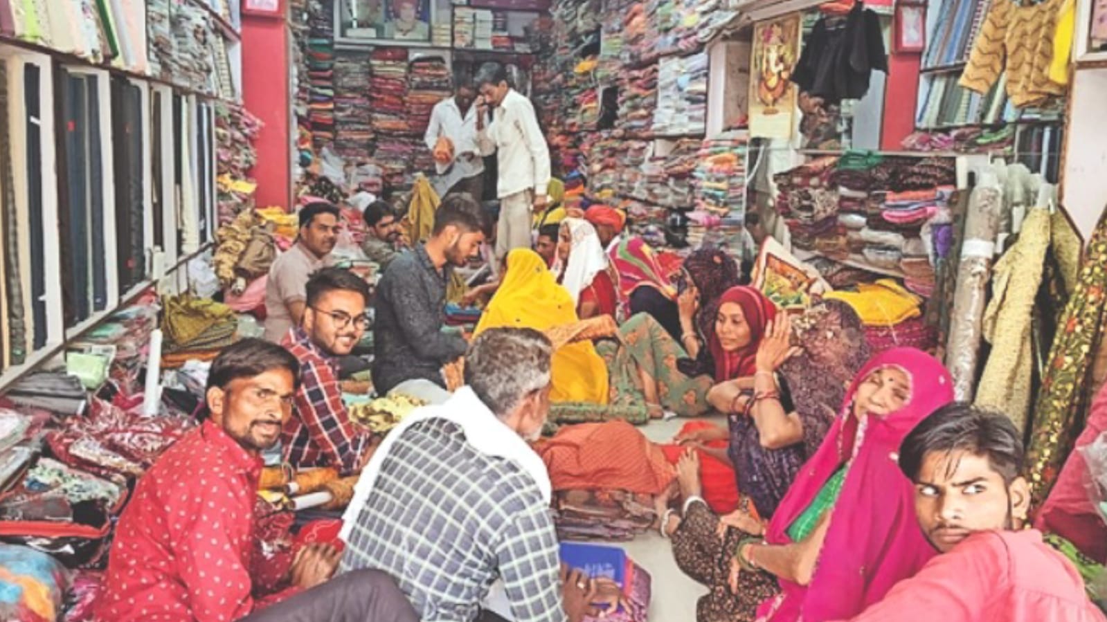 दिवाली पर्व के नजदीक आते ही बाजार में सजने लगी दुकानें : होने लगी त्योहारी बिक्री