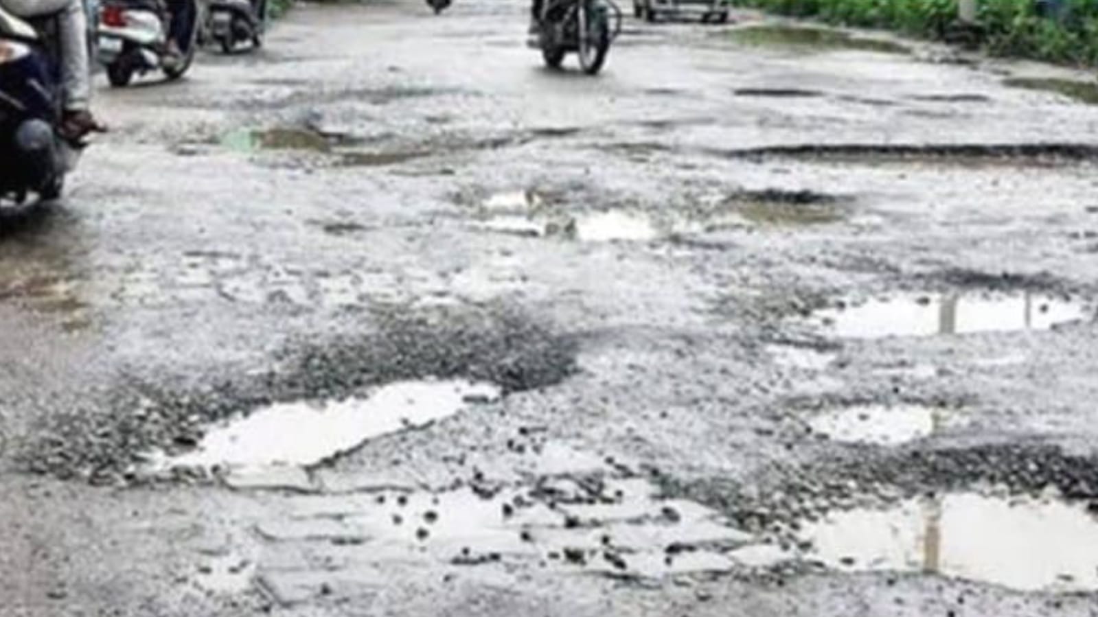बांदा का पीडब्लूडी करोड़ों गटक जेब करता है गर्म: सात माह में टूट गए हाइवे, गड्ढे बने जानलेवा