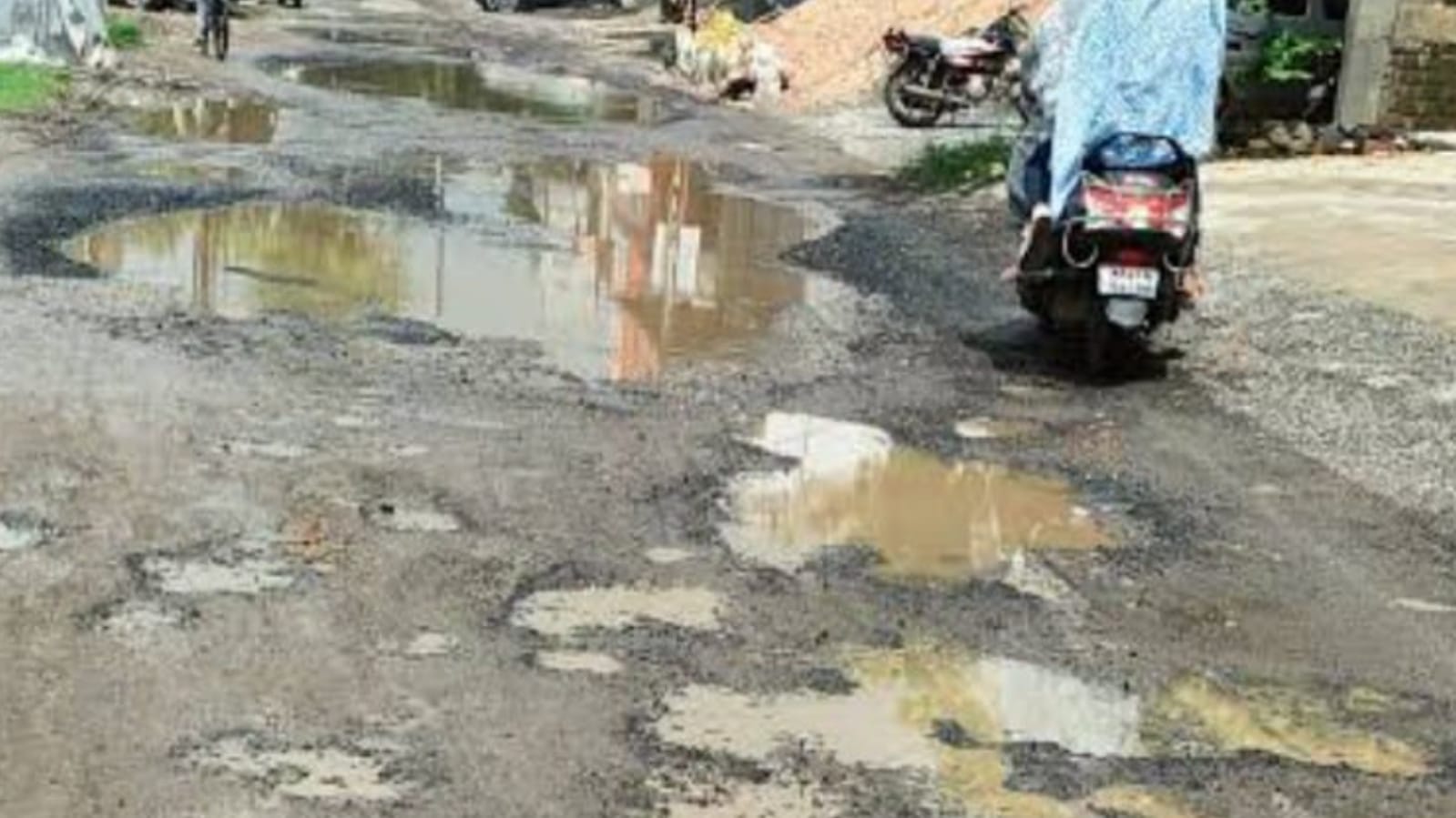 बांदा का पीडब्लूडी करोड़ों गटक जेब करता है गर्म: सात माह में टूट गए हाइवे, गड्ढे बने जानलेवा