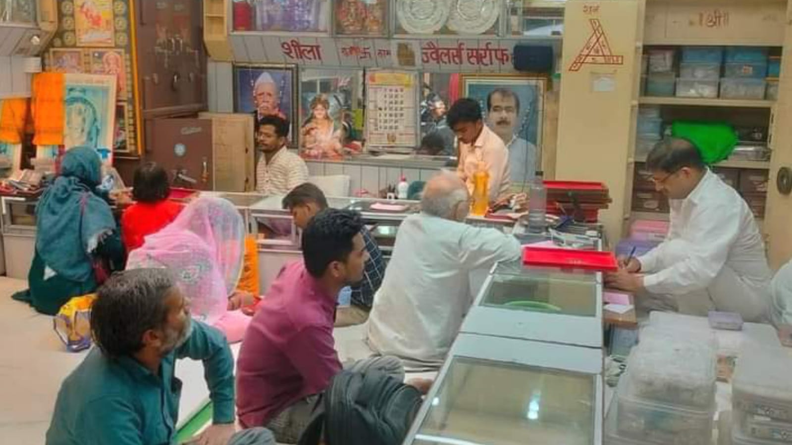 धनतेरस पर बांदा में सजा करोड़ों का बाजार: जम कर बिक्री की आस