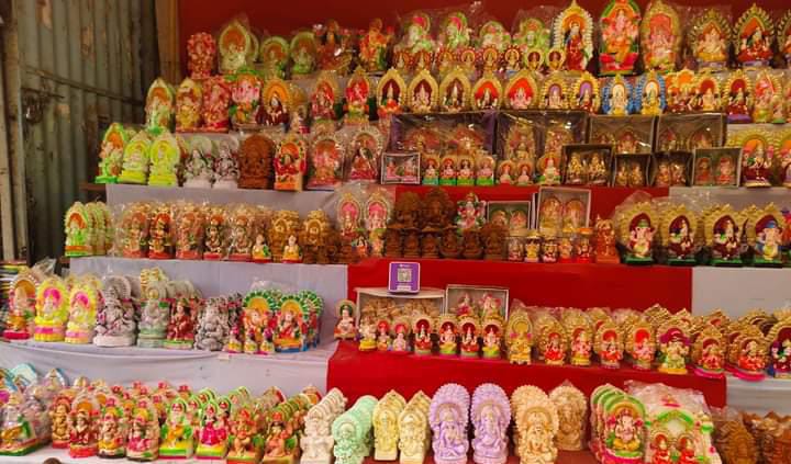 धनतेरस पर बांदा में सजा करोड़ों का बाजार: जम कर बिक्री की आस