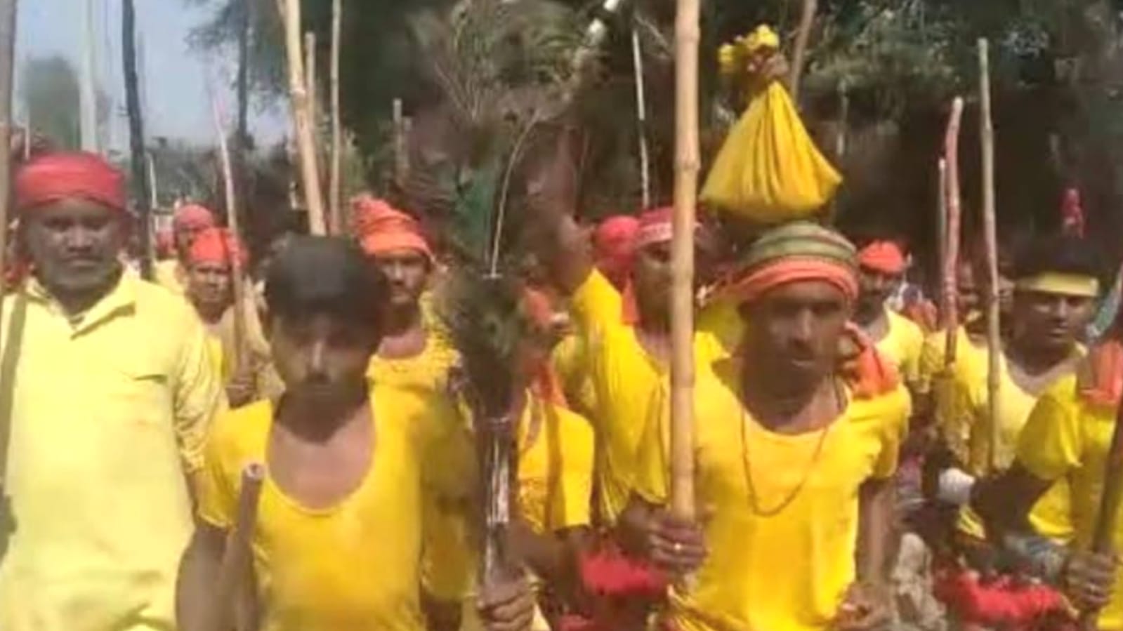 बरसाने की होली को मात देती है बुंदेलखंड की “लट्ठमार दिवाली, ढोल की थाप पर होता है वार