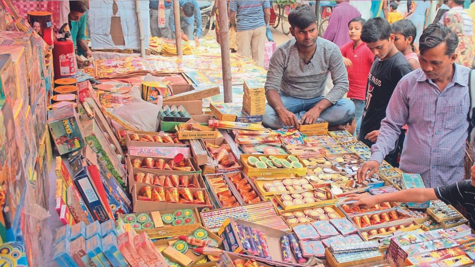 दिवाली पर सजा पटाखों का बाजार, ड्रोन और मिसाइल पटाखों की काफी डिमांड