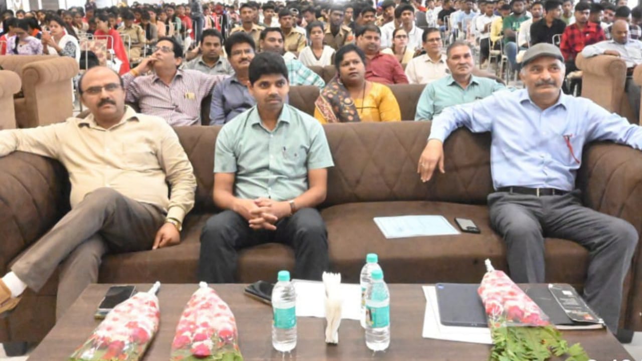 डीएम नगेंद्र नें रंगारंग कार्यक्रम के बीच निर्वाचक नामावलियों का शुरू कराया पुनरीक्षण