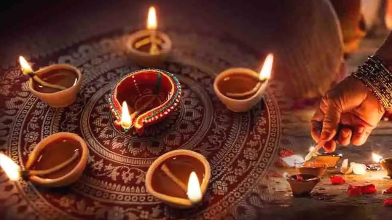 नरक चतुर्दशी पर घर के बाहर जलाया दीपक, पटाखों की भी गूंज औऱ लुफ्त
