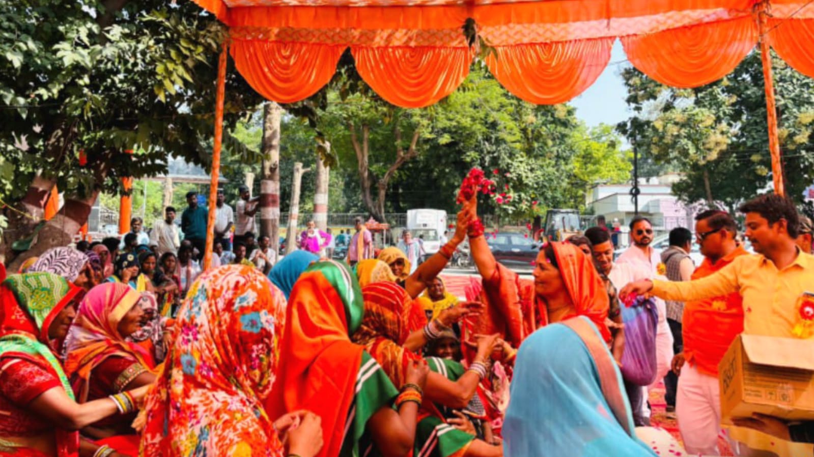 पालिका अध्यक्ष मालती नें सफाई कर्मियों को कहा योद्धा: दीपावली पर दिया उपहार