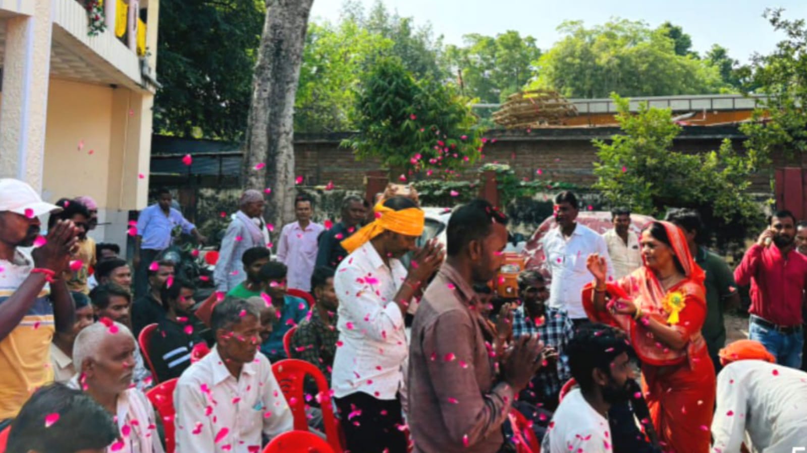 पालिका अध्यक्ष मालती नें सफाई कर्मियों को कहा योद्धा: दीपावली पर दिया उपहार